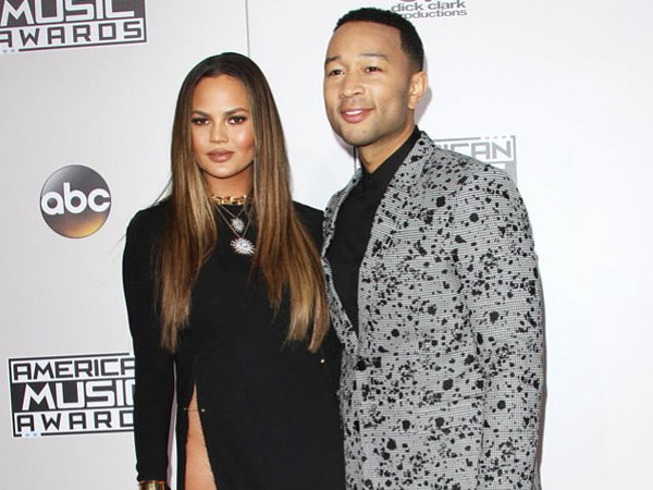 Istri Pamer Area Intim di AMA 2016, Ini Tanggapan John Legend