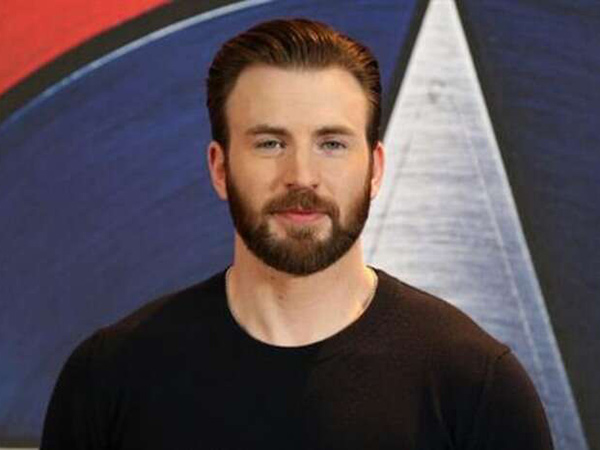 Chris Evans Loncat ke Kolam Renang, Tato Jadi Sorotan