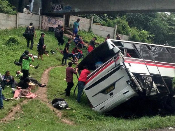 Momen Kecelakaan Hebat Bus VS Truk di Tol Jakarta-Cikampek