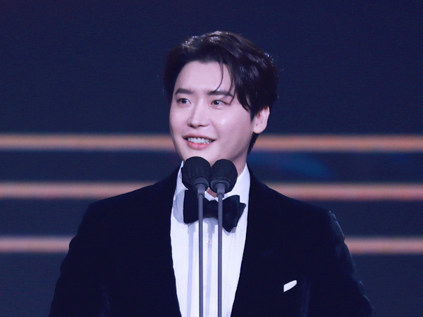 Menang Daesang, Lee Jong Suk Sampaikan Terima Kasih ke Pacar?