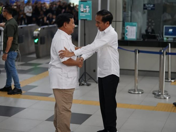 Pertemuan Jokowi dan Prabowo yang Hebohkan Warga, Naik MRT hingga Makan Siang Bersama