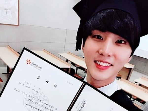 Selamat! Young K DAY6 Bagikan Foto-foto Manis di Hari Kelulusan