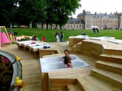Wow, Taman Di Paris Punya Bak Mandi Untuk Bersantai