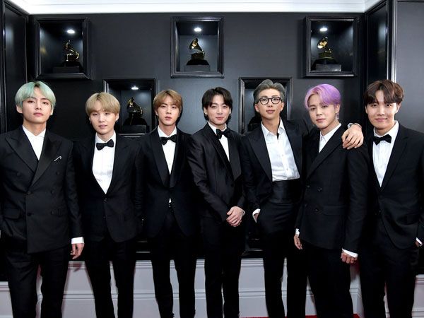 Simple yet Classy, BTS Bawa Makna Penting dengan Gaya Fashion di Red Carpet #GRAMMYs