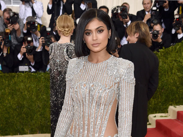 Demi Tampil Cantik di Met Gala 2016, Kylie Jenner Rela ‘Lukai’ Tubuhnya?