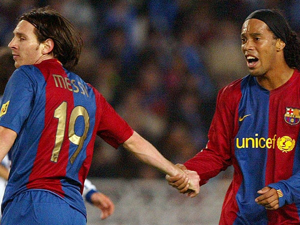 Ungkap Rasa Terima Kasih, Messi Kirim Jersey Spesial untuk Ronaldinho