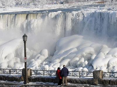 Wah, Suhu Ekstrim Mampu Bekukan Air Terjun Niagara