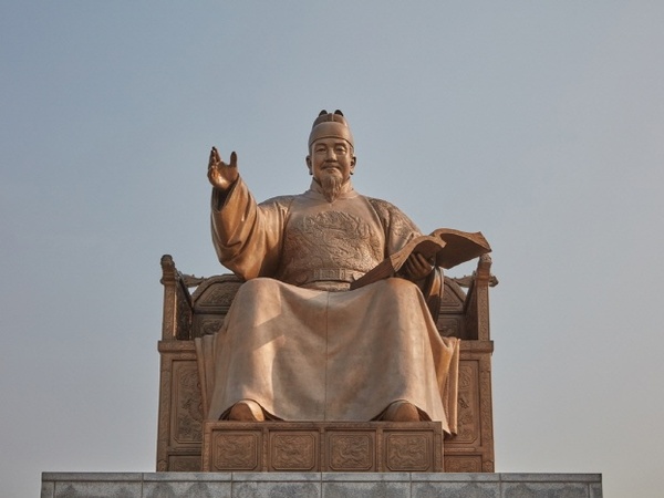 Melihat Monumen Patung Sejong Lebih Dekat