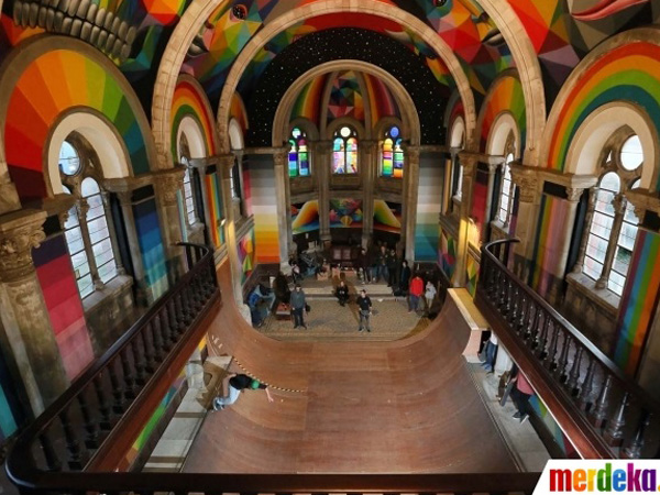 Keren, Gereja Berusia Seabad Ini Disulap Jadi Arena Bermain Skateboard!