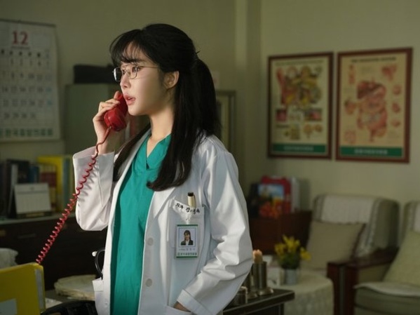 Yoo In Na Bertransformasi Jadi Dokter Bedah di Drama Snowdrop