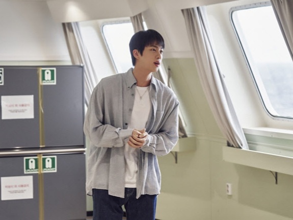 PD Variety Netflix 'Kian's Bizarre B&B' Ungkap Alasan Pilih Jin BTS
