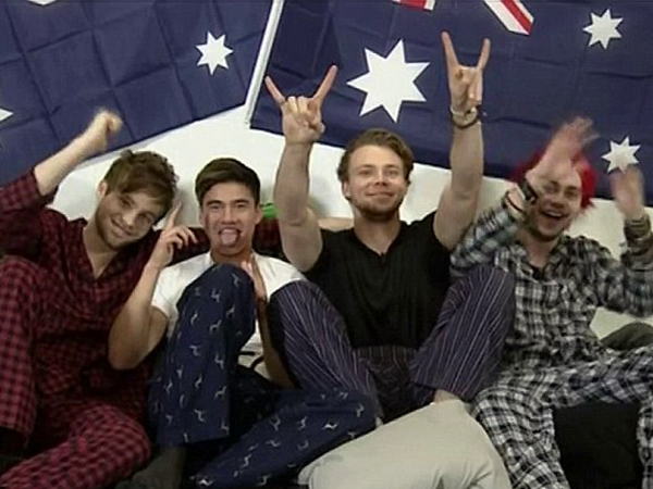 Pakai Piyama Saat Terima ARIA Awards 2015, 5 Seconds Of Summer Minta Maaf