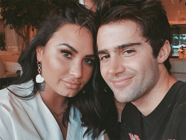 2 Bulan Tunangan, Demi Lovato dan Max Ehrich Dikabarkan Putus