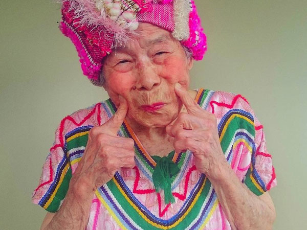 Wow, Nenek Ini Populer Karena Jadi Model Pakaian Cucunya