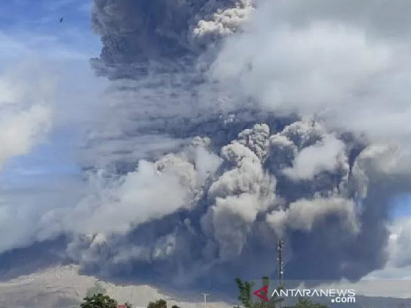 Kesaksian Warga Berastagi Saat Gunung Sinabung Erupsi Senin Pagi