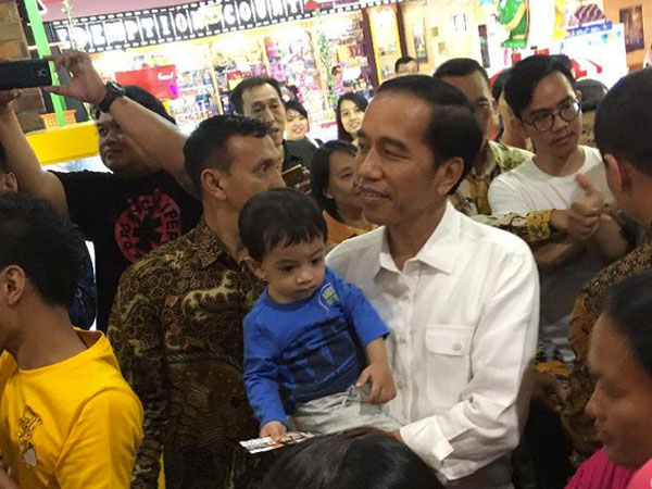 Kemunculan Jokowi di Mal Sambil Gendong Cucu Bikin Heboh Warga