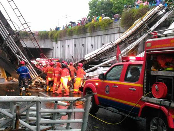 Jembatan Penyebrangan di Pasar Minggu Rubuh, 3 Orang Tewas