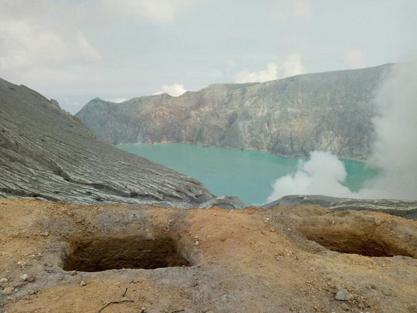 Himbauan Kawah Ijen Semburkan Gas Beracun yang Buat Warga Sekitar Lemas hingga Pingsan