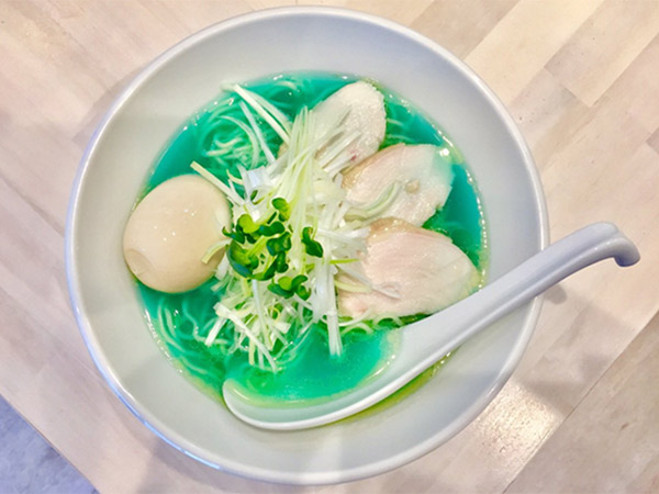 Restoran Ini Berhasil Populerkan Kembali Ramen Berkuah Biru