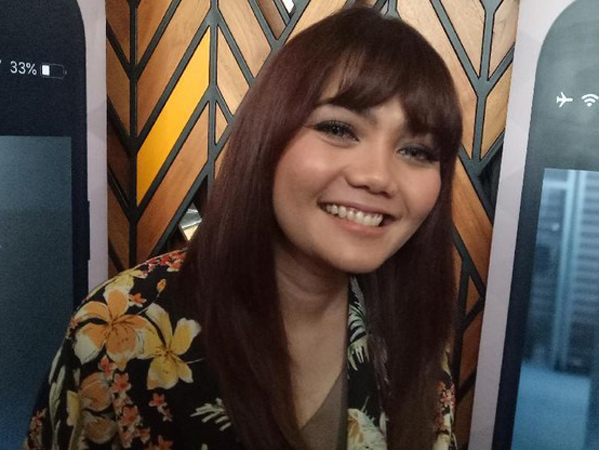 Pamer Cincin Berlian, Rina Nose Sudah Lamaran dan Tunangan dengan Pria Bule