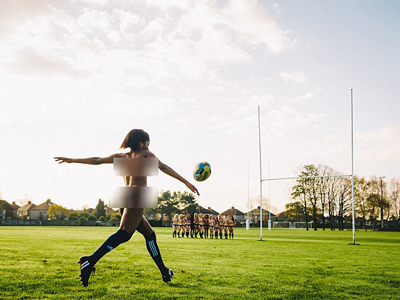 Butuh Uang, Semua Pemain Klub Rugby Wanita Ini Berpose Telanjang untuk Kalender 2015!