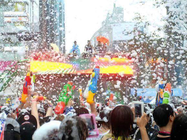 Serunya ‘Perang Air’ di Water Fight Han Gang Festival Korea Selatan!