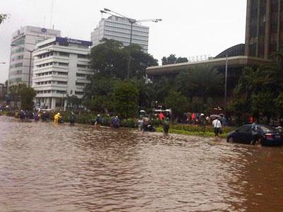 Thamrin Tergenang Banjir, Ratusan Kendaraan Terjebak