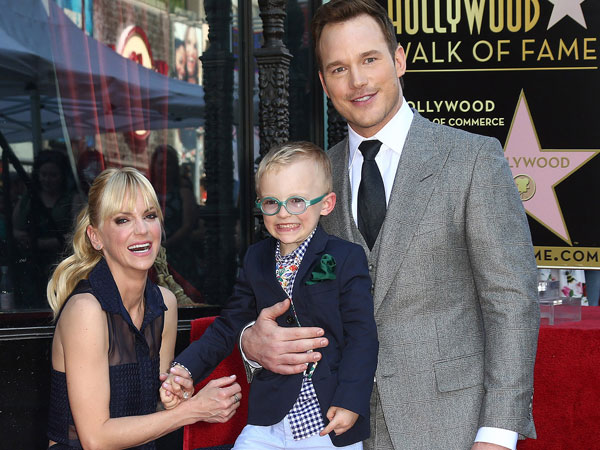 Meski Telah Bercerai, Anna Faris dan Chris Pratt Tetap Kompak Mengurus Anak