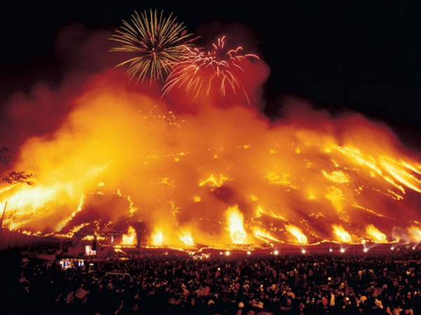 Dramatis dan Meriah, Uniknya 'Jeju Fire Festival' di Tengah Musim Semi Korsel!