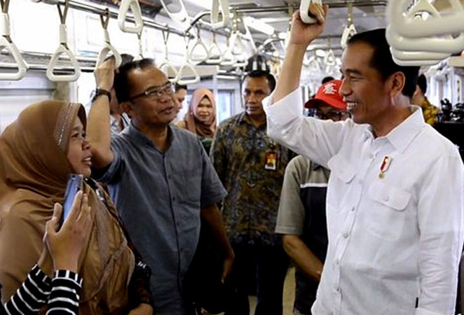 Alasan Dibalik Kegiatan 'Dadakan' Presiden Jokowi yang Naik Commuter Line Jakarta-Bekasi