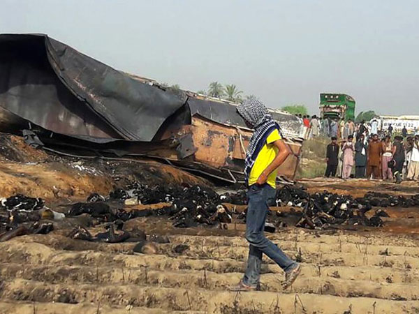 Truk Tangki Bahan Bakar Meledak di Pakistan Tewaskan 140 Orang