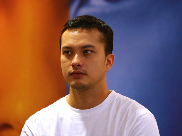 Wajah Dipenuhi Tinta Ungu, Aura Ganteng Nicholas Saputra Tetap Bikin Meleleh