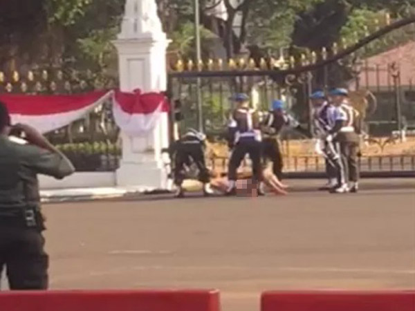 Begini Video Viral Paspampres 'Hantam' Pria Bugil yang Berusaha Masuk Gerbang Istana