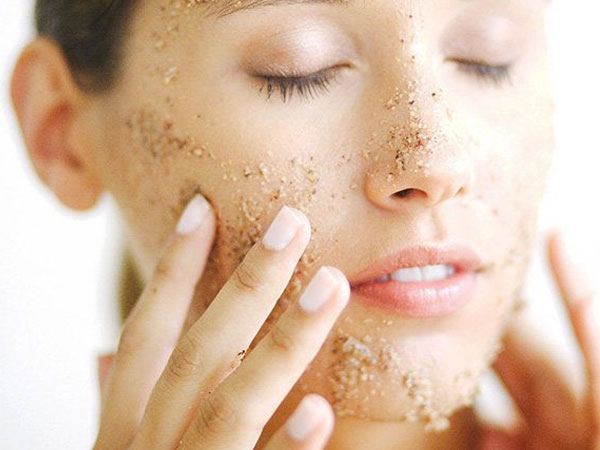 Yuk Intip Tips Aman Lakukan Scrub Pada Wajah