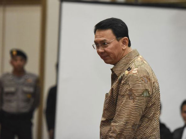 Bawa Sangkur ke Ruang Sidang, Pendukung Ahok Ini Diamankan Polisi!