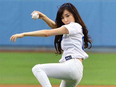 Gaya "First Pitch" Artis Korea Paling Modis