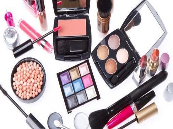 Jangan Dibuang, Ini 5 Cara Manfaatkan Kembali Produk Makeup yang Terlantar