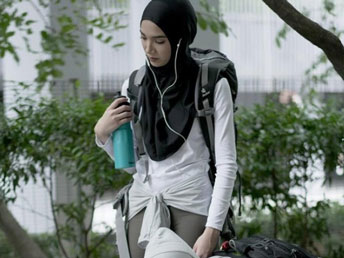 Hijab Sport Unik dengan Lubang Khusus Headset dari Brand Fashion Malaysia