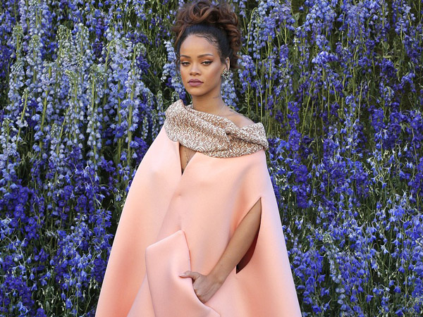 Coat Dress Unik Rihanna di Paris Fashion Week, Yes or No?