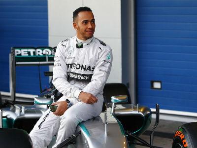 Lewis Hamilton Tabrakan di Uji Coba Perdana Pra Musim F1 2014