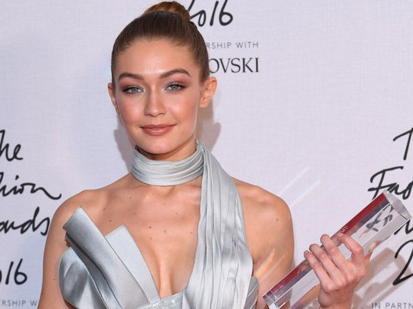 Bersaing Ketat dengan Adik Sendiri, Gigi Hadid Berhasil Sabet Gelar 'Model of the Year'!