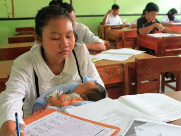 Siswi SMA Ini Kerjakan UN Sambil Gendong Bayinya yang Masih Berusia 8 Hari