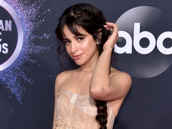 Camila Cabello Minta Maaf Curi Barang Ini dari Kerajaan Inggris