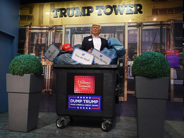Jelang Pilpres, Patung Lilin Donald Trump 'Dibuang' ke Tempat Sampah