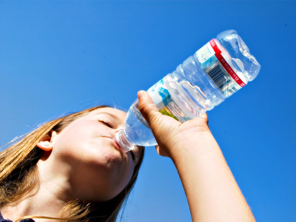 Ini Dia Alasan Untuk Berhenti Mengkonsumsi Air Minum Kemasan