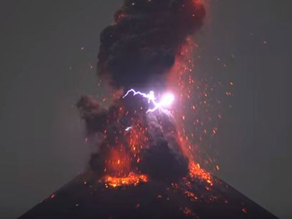 Kabar Terkini Gunung Anak Krakatau yang Meletus dan Muntahkan Abu Setinggi 2 Kilometer