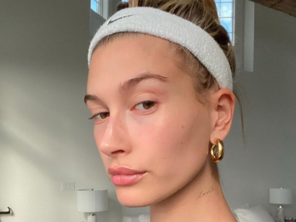 Hailey Bieber Bagikan Rutinitas Perawatan Mata Hingga Kulit Selama Pandemi