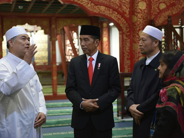 Sempatkan Salat, Presiden Jokowi Sebut Masjid Tertua di Beijing Simbol Islam Toleran