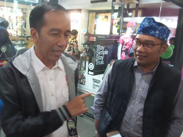 Kocaknya Presiden Jokowi 'Blusukan' dan Belanja Barang Diskonan Bersama Ridwan Kamil
