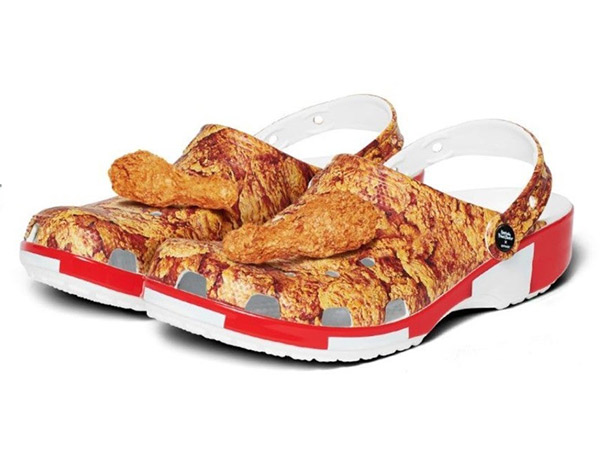 KFC x Crocs Luncurkan Kolaborasi Sepatu Beraroma Ayam Goreng